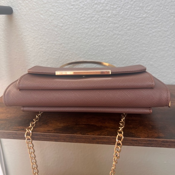 Chic Mauve-y brown wallet with chain strap. - Picture 9 of 9
